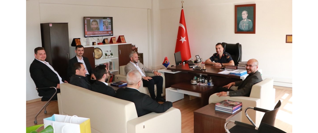 Pendik İlçe Jandarma Komutanlığı’na atanan Jandarma Üstteğmen Sn. Fahri TİRİL’e hayırlı olsun ziyaretinde bulunduk.