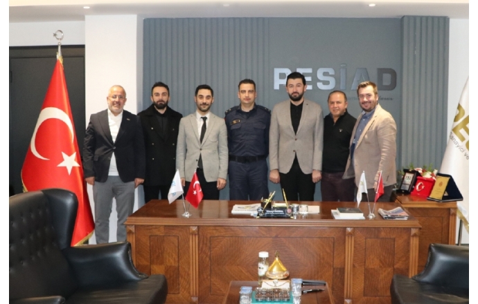Pendik İlçe Jandarma Komutanı Üsteğmen Sn. Fahri TİRİL ve Pendik Kaymakamlığı Sosyal Yardımlaşma ve Dayanışma Vakfı Müdürü Sn. Yıldıray KARACA derneğimize ziyaret gerçekleştirmiştir.