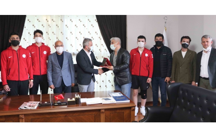 Pendik Hentbol Spor Kulübü Başkanı Kemal Önel ve Takım Oyuncuları Derneğimize Ziyarette Bulundular